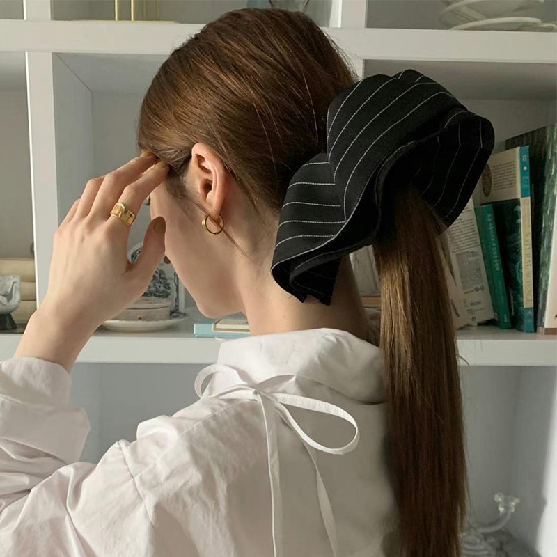 Los blogueros de earlobr de Corea del Sur tienen el mismo estilo ~ Falda, cuerda para la cabeza, lazo para el cabello del intestino grueso, pliegues, delicadas bandas de goma para atar la cabeza