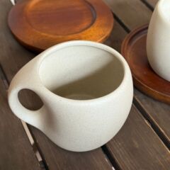 クリエイティブなレトロな粗い陶器の三日月コーヒーカップ、木製ソーサー付き、絶妙でシンプルでハイエンドの新しい中国風のセラミックカップ、ハンドル付き