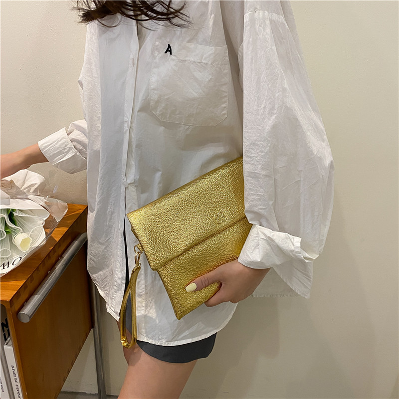 Women's Medium Pu Leather Solid Color Streetwear Magnetic Buckle Envelope Bag display picture 3
