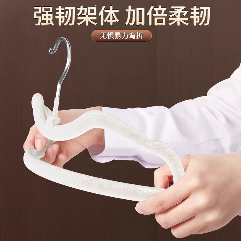 整理師は専用に滑り止めのハンガーを使って、乾湿両用ズボンを掛けます。|undefined