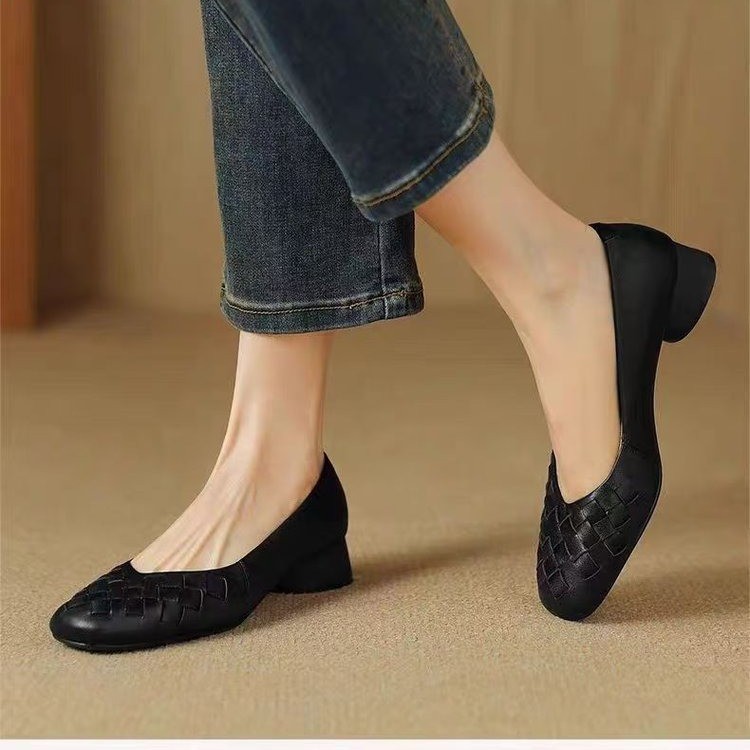 Cabeza cuadrada tejida confortable y superficial zapatos de cuero suave suela suave primavera y verano de 2026 zapatos de mujer retro nuevos zapatos de soja para mujeres