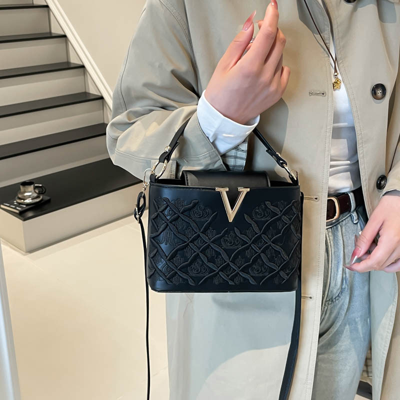 Cross-Border Women's 2025 New Fashion Versatile Trendy Single Shoulder Crossbody Bag Rhombus Embroidery High-End Retro Handbag