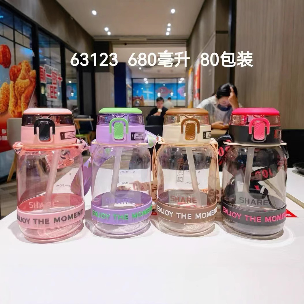 2025 nueva taza de plástico creativa portátil taza de paja taza de agua deportiva taza de letras patrón taza espacial al por mayor