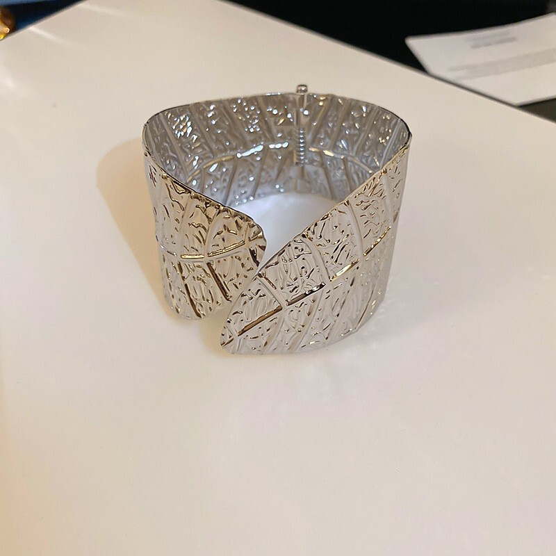 新商品の重工欧米の金属風のブレスレットは精巧で豪華な気質の手環の広い辺の個性の高級感の手飾りの卸売りです。|undefined