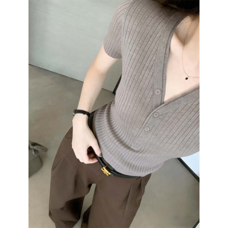 Áo thun nữ cổ V sọc kẻ phong cách Old Money, tay ngắn, dáng thẳng vai — màu đen, Xám cacbon, màu trắng, Màu yến mạch chi tiết 5
