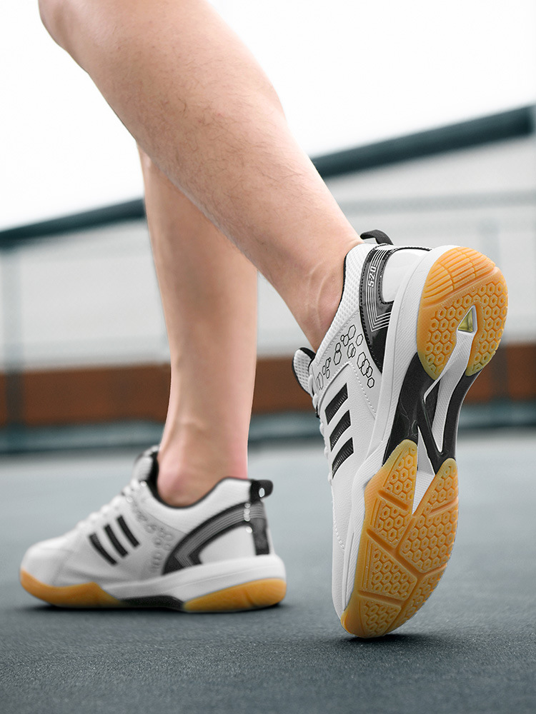 Lightweight sneakers for badminton