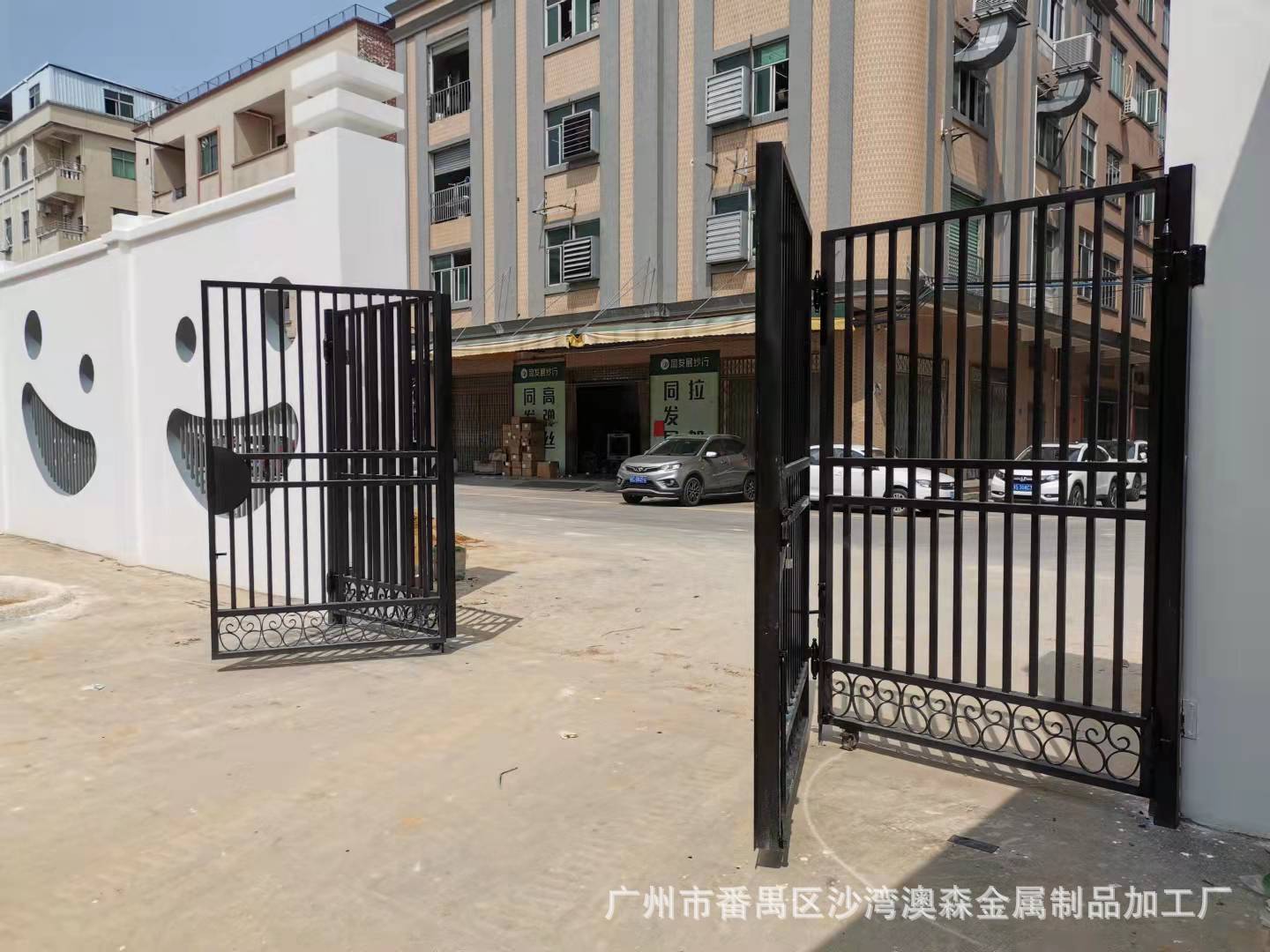 广州厂家制作折叠双开手动铁门小区入口手动四折镀锌方管铁艺大门-阿里巴巴