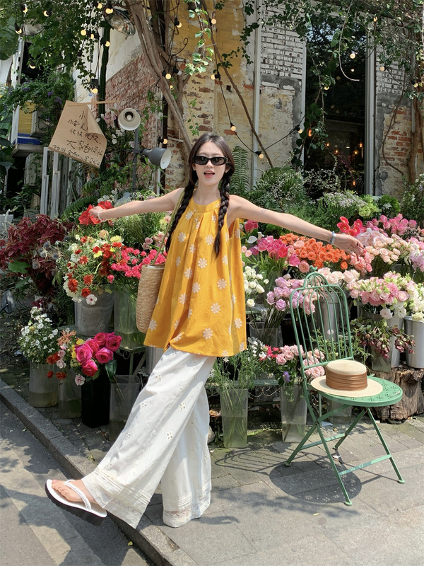 Heavy Industry Embroidered Flower Sleeveless Halter Vest Women's Summer 2025 New Style All-match Fashionable Top for Small Men Heavy Industry Embroidered Flower Sleeveless Halter Vest Women's Summer 2025 New Style All-match Fashionable Top for Small Men