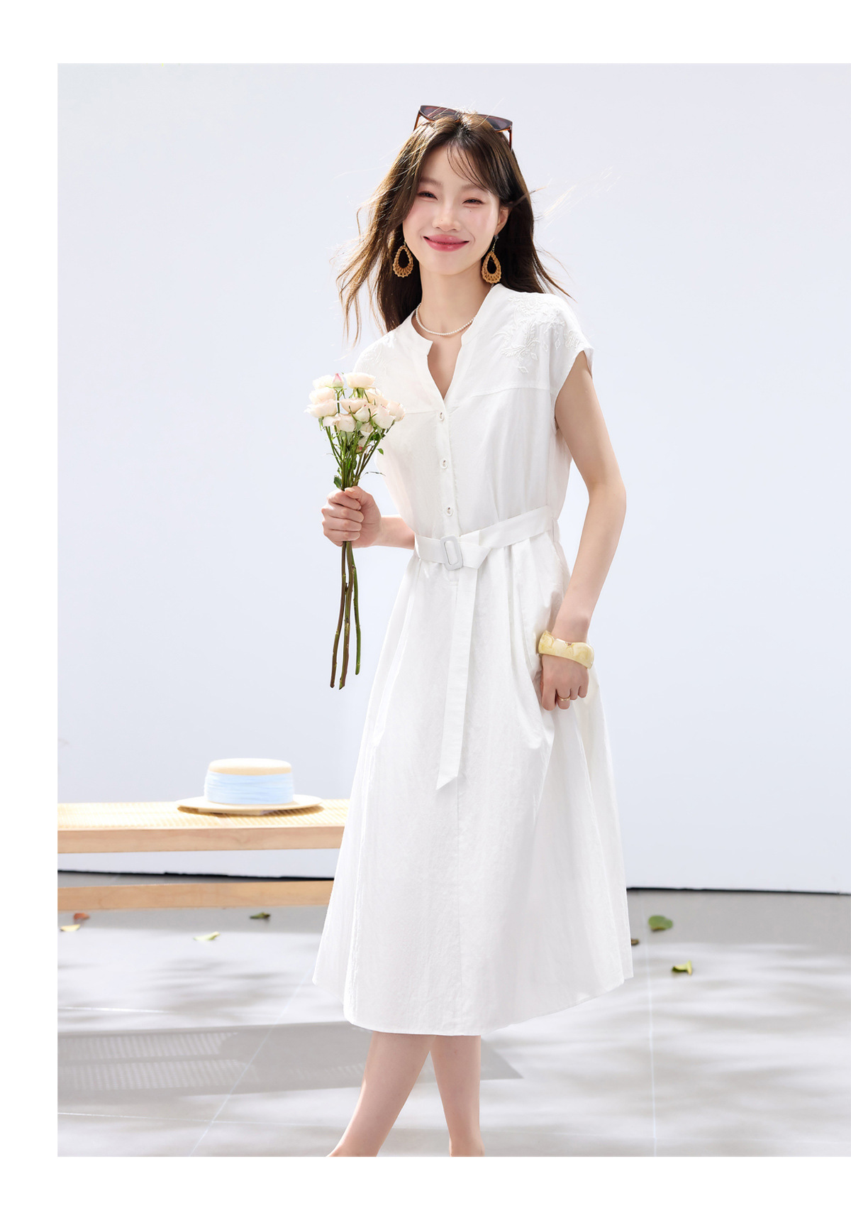 Đầm maxi nữ thắt eo cao, thiết kế quá gối, thêu hoa tinh tế phong cách trưởng thành — xanh lam, màu trắng chi tiết 14
