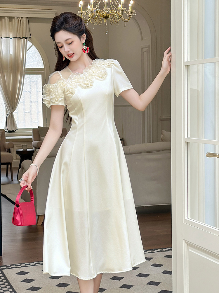 Váy maxi nữ thiết kế kiểu Pháp, trễ vai cánh hoa, ôm eo, xòe nhẹ — mơ