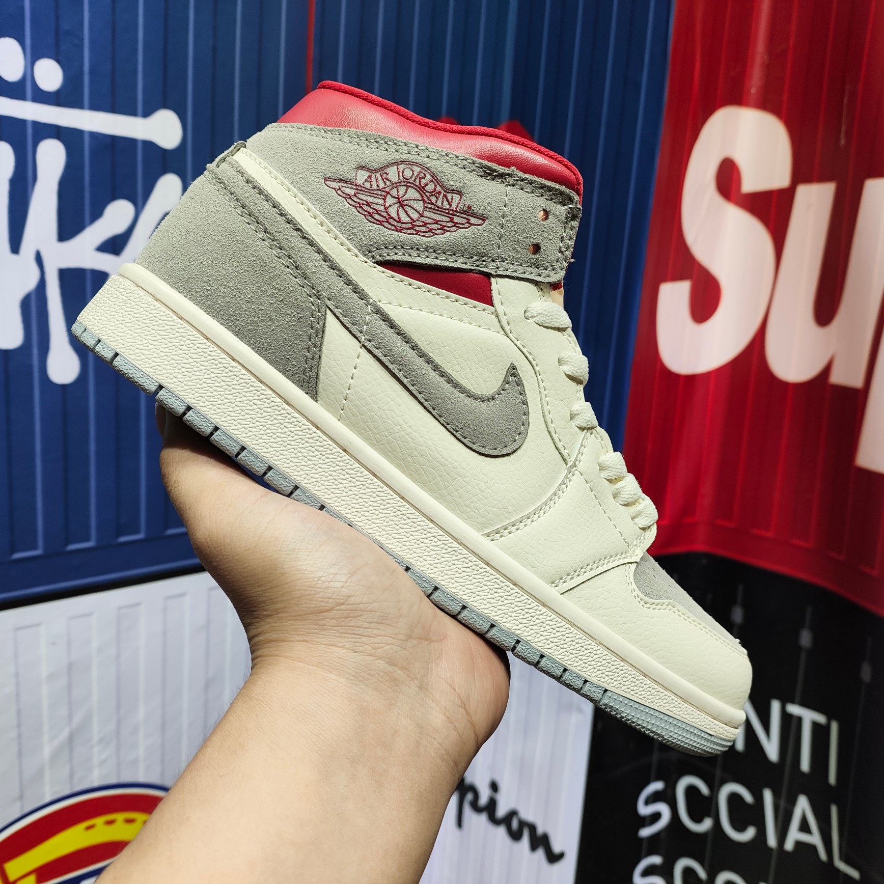 Suministro exclusivo transfronterizo de Putian de zapatillas de baloncesto AJ1 de caña media-alta en color marrón ceniza, negro y puntera roja, calzado deportivo unisex.