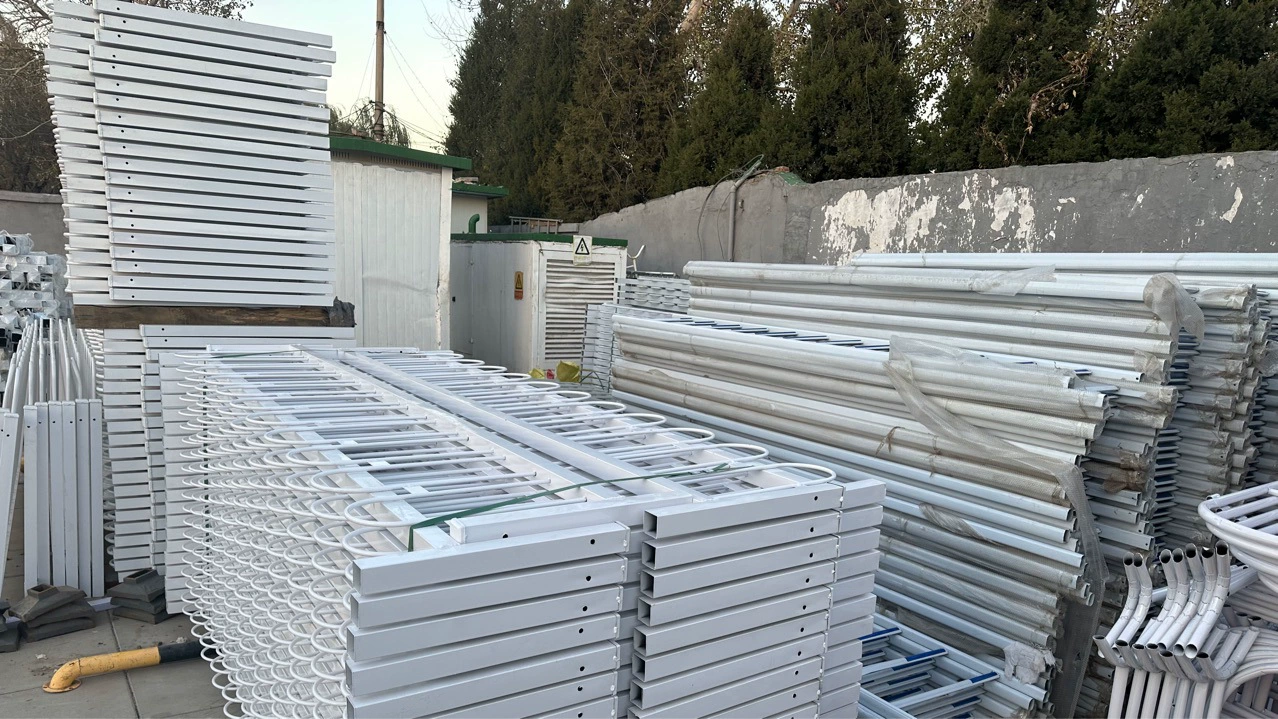 Изолирующий барьер "Железный конь" для дорожного ограждения