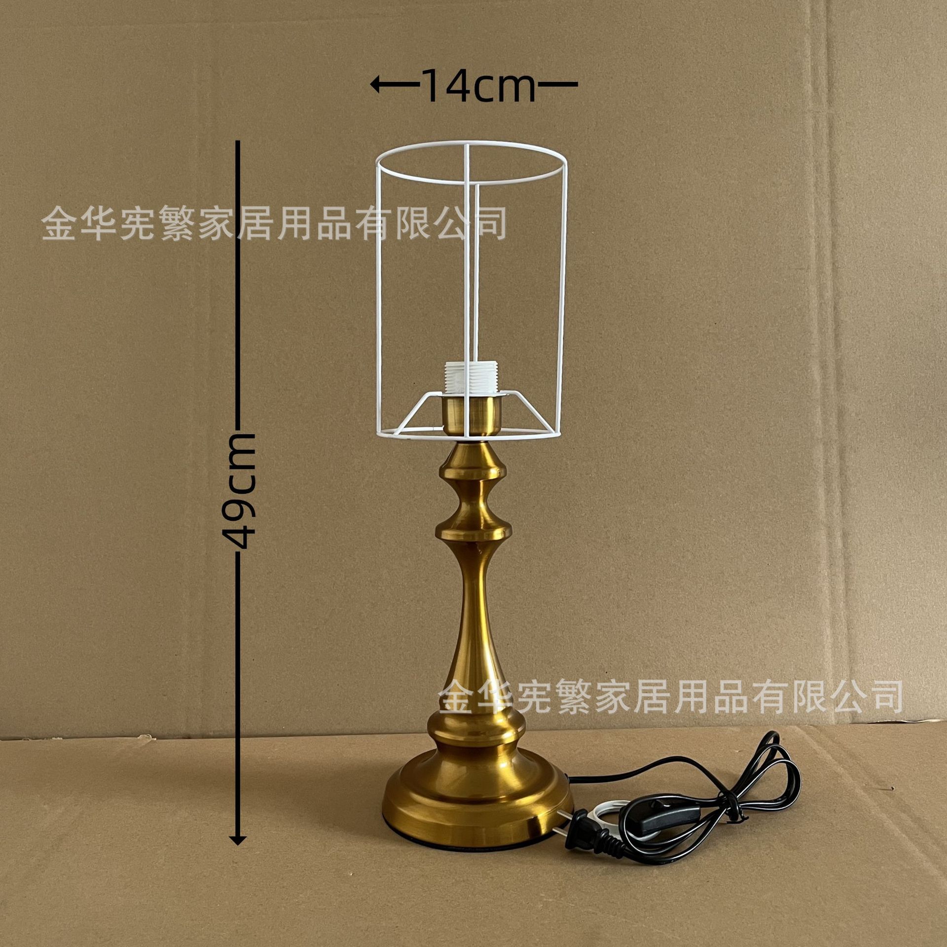 Xiaohongshu recomienda la combinación de marco de hierro con base de metal grande de cobre antiguo dorado E27 con lámpara de mesa retro casera de bricolaje