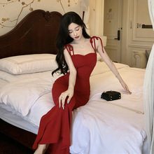 红色洋装女2023新款夏季凸显身材礼服赫本风高级感荷叶边吊带长裙