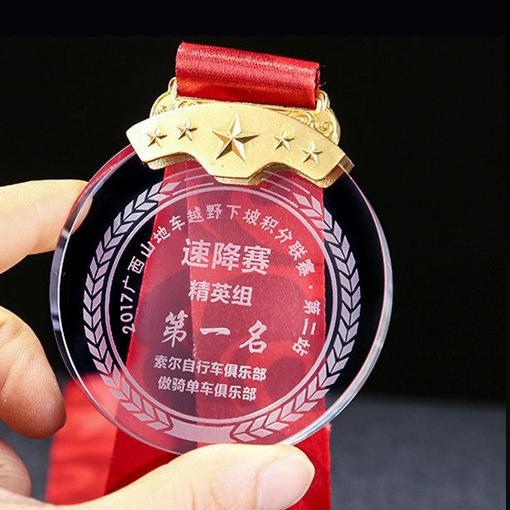 Grabado y producción de medallas, pequeñas placas metálicas para eventos deportivos, cristales conmemorativos de maratón al por mayor, estrella de cinco puntas.