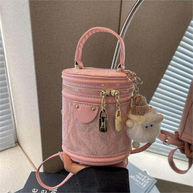 Bolso de mano popular de este año, bolso de mano para mujeres, verano 2024 nuevo estilo simple, bolso de hombro universal, bolso de cubo de tendencia explosiva.