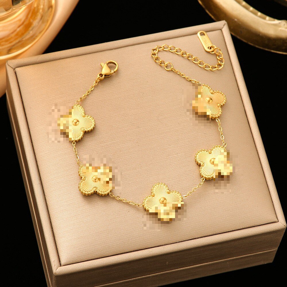 Pulsera de trébol de acero titanium vendedora caliente transfronteriza europea y americana con incrustaciones de concha pulsera colgante pulsera de diseño avanzado sin desvanecimiento al por mayor