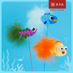 喜多魚三匹の小魚の羽が猫をからかっています。