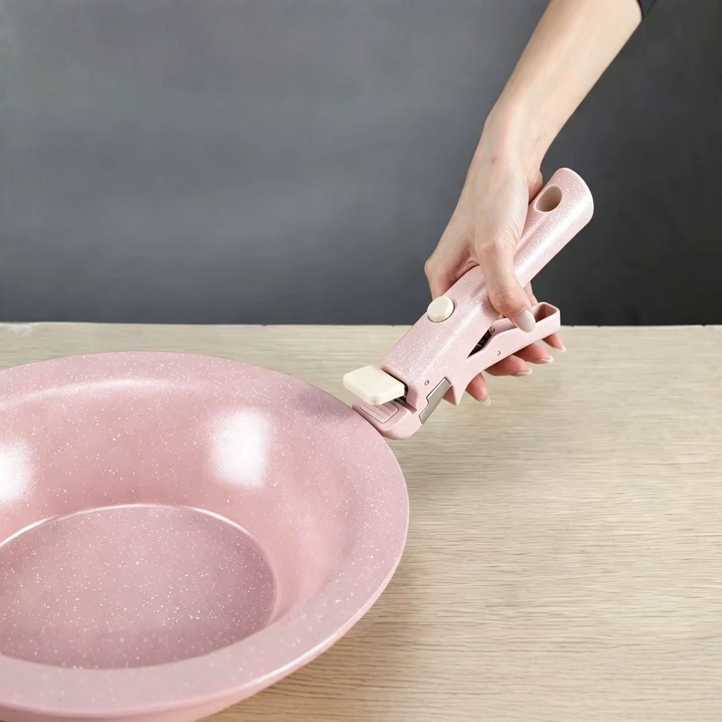 Horizontally detachable anti-scald pot handle, universal replacement handle for frying pans