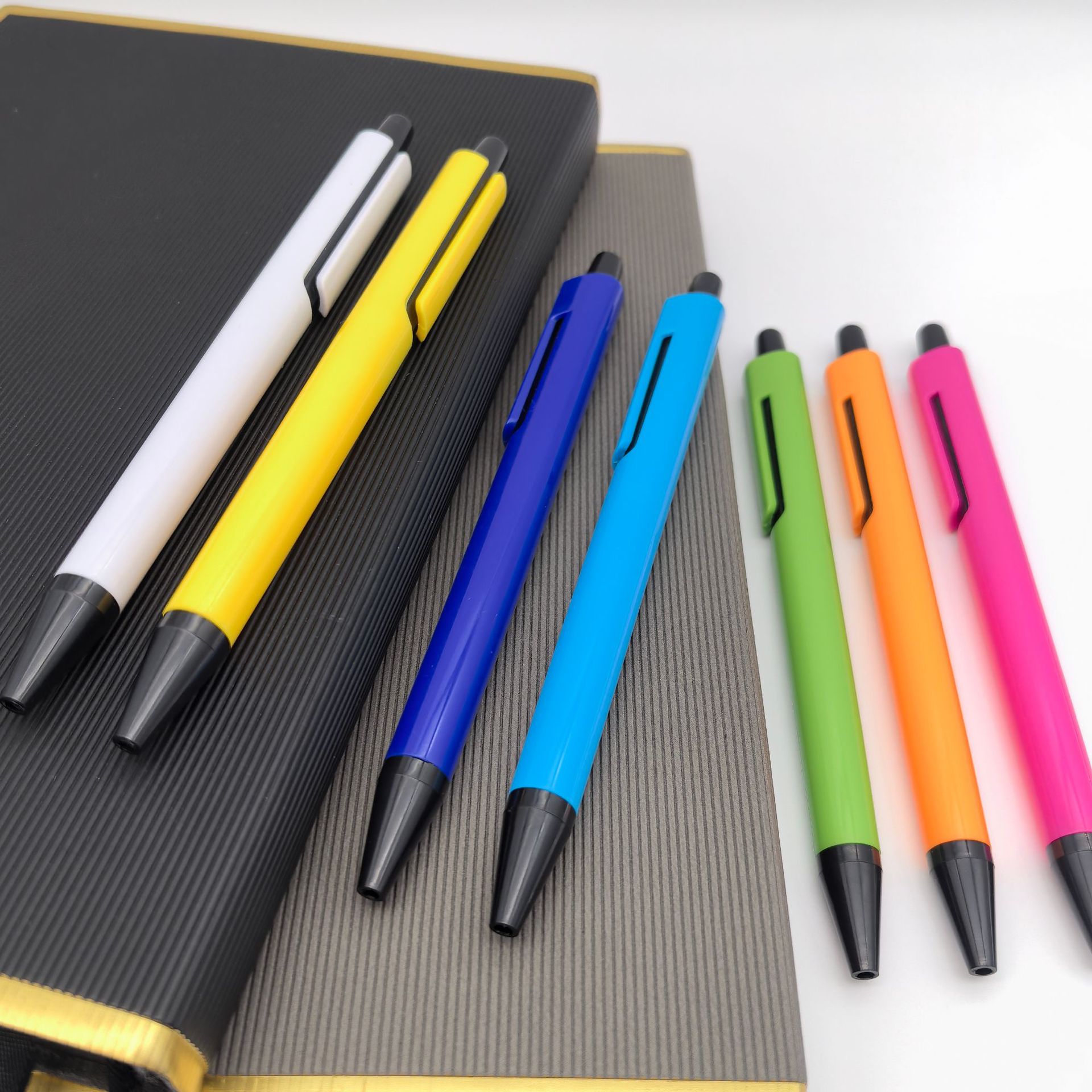 Presione bolígrafo de color para publicidad creativa bolígrafo de logotipo imprimible bolígrafo de publicidad promocional bolígrafo de regalo al por mayor