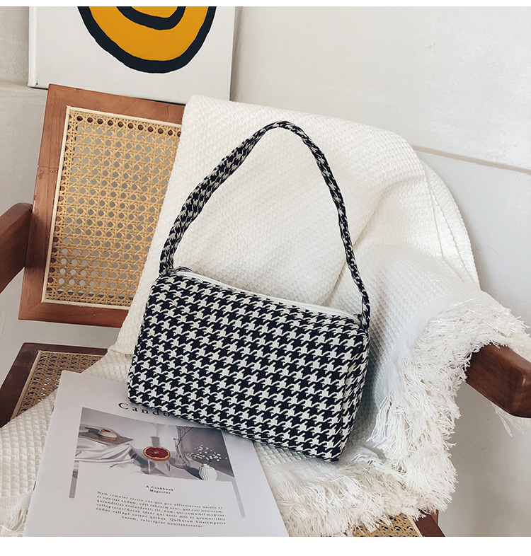 Women's Small Polyester Houndstooth Fashion Cylindrical Zipper Underarm Bag display picture 4