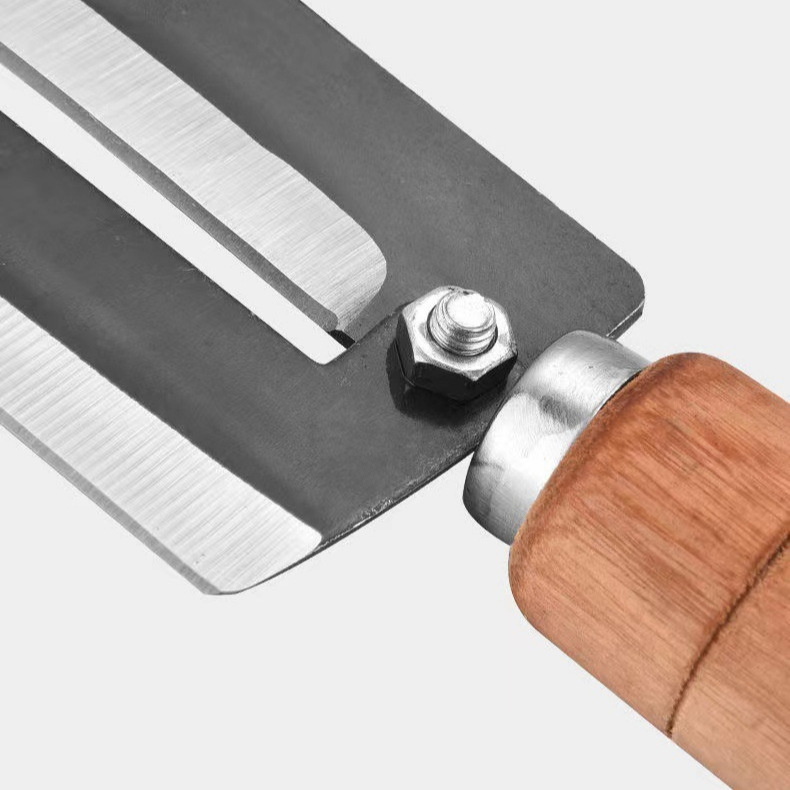 サトウキビの皮を削る道具はレタスの皮を削る器でパイナップルの皮を取ります。|undefined