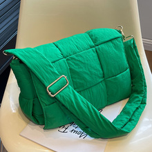 棉包2025秋冬季新款小众设计枕头包女大容量通勤单肩托特包羽绒包