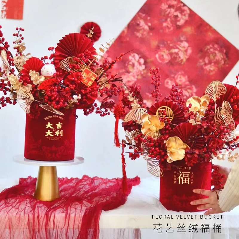 Huaxi Año Nuevo tela de terciopelo barril al por mayor China rojo estampado cubierto dos abrazos barril de flores de invierno barril de flores