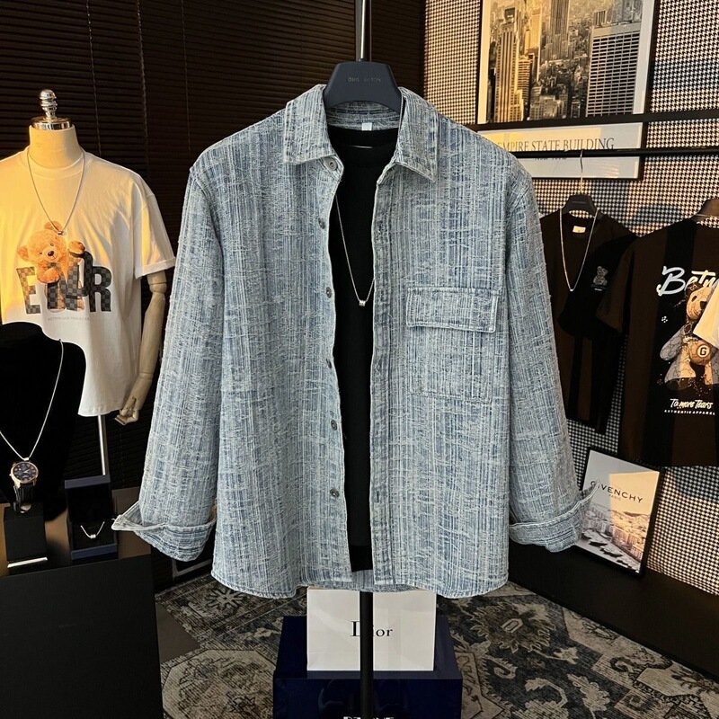 Trendy vintage-style shirt jacket for men, perfect for spring and autumn; loose-fitting, casual denim jacket with a stylish design and long sleeves Trendy vintage-style shirt jacket for men, perfect for spring and autumn; loose-fitting, casual denim jacket with a stylish design and long sleeves