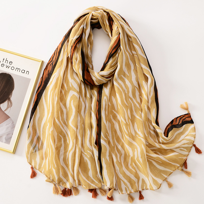 Estilo europeo y americano algodón y lino sienten bufanda de seda de moda frontera amarilla patrón animal impreso bufanda de viaje fotografía chal decorativo