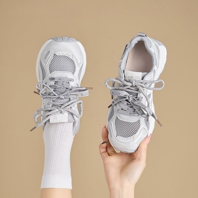 Zapatos de entrenamiento transpirables coreanos de estilo de escuela de primavera y verano de 2026 nuevos zapatos deportivos cómodos con suela gruesa