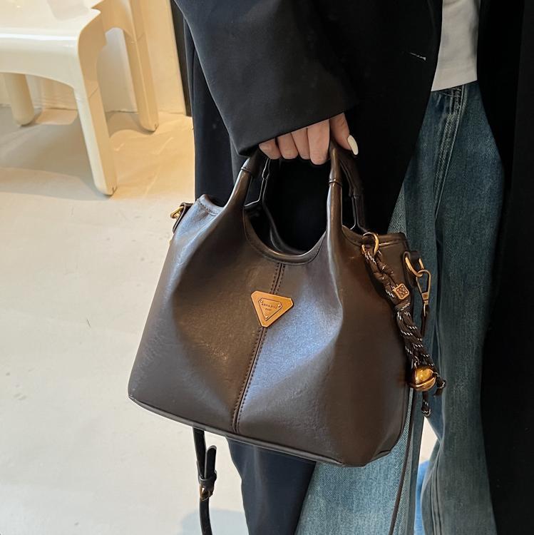 Bolsa de cubo de mano de moda casual para mujeres 2024 invierno nuevo estilo coreano retro alta sensación de moda bolso de hombro