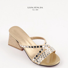 �羳���Q���|һ�ִָ��߸�ЬŮ���⴩�r��ˮ��Ɍ�����Ь���S���l