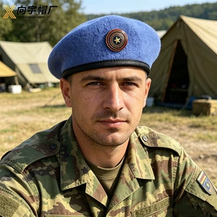 Синий шерстяной берет со съёмным значком на заказ