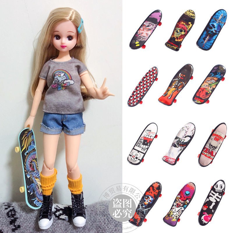 Toy accessories pulley graffiti mini doll personality four-wheel pulley fun random 10cm