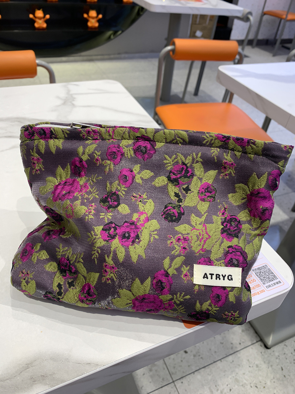 Flores moradas de fondo morado oscuro