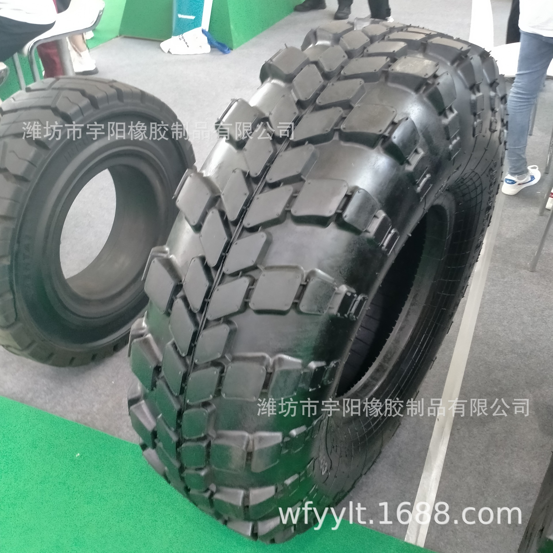 13.00-18  340-457越野车 装甲车轮胎