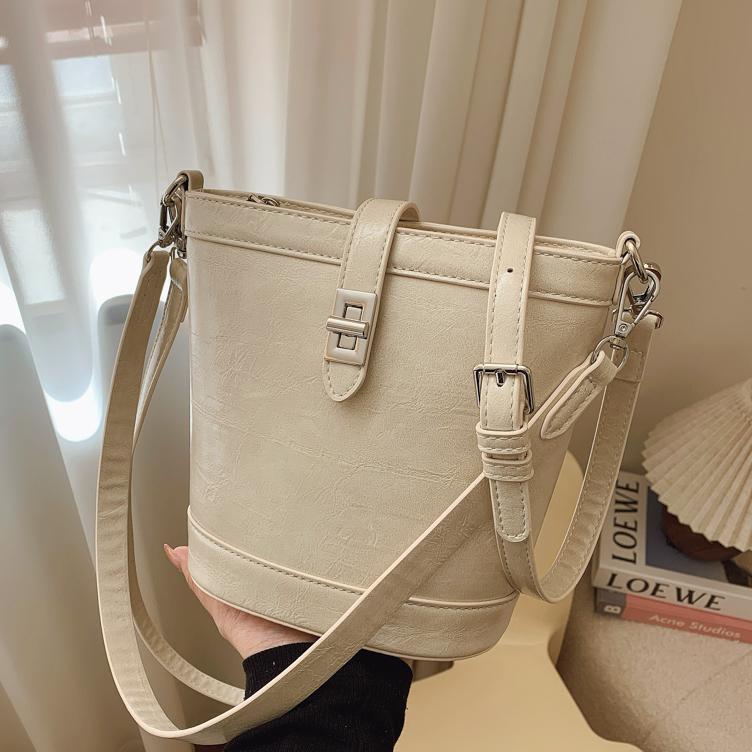 Moda simple bolso de cubo portátil mujer 2025 nuevo estilo versátil retro bolso de hombro casual alta sensación de mochila
