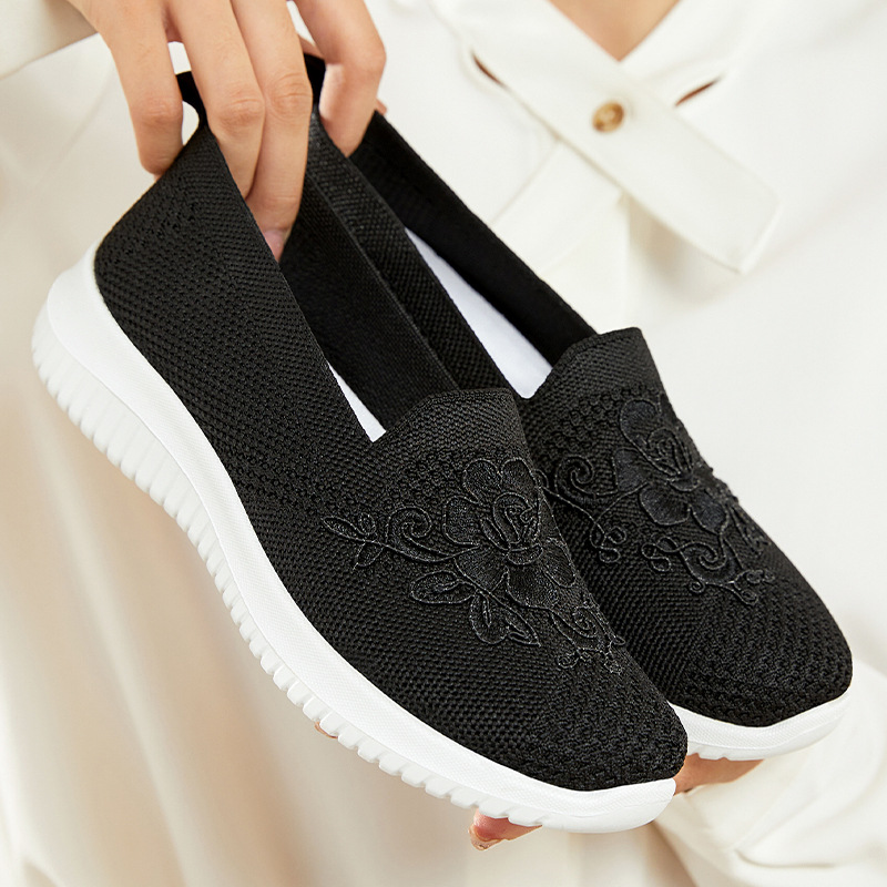 Changfeng zapatos, zapatos de primavera de mujeres nuevos zapatos de tela viejos de Beijing bordados zapatos de madre zapatos superficiales zapatos de mujer