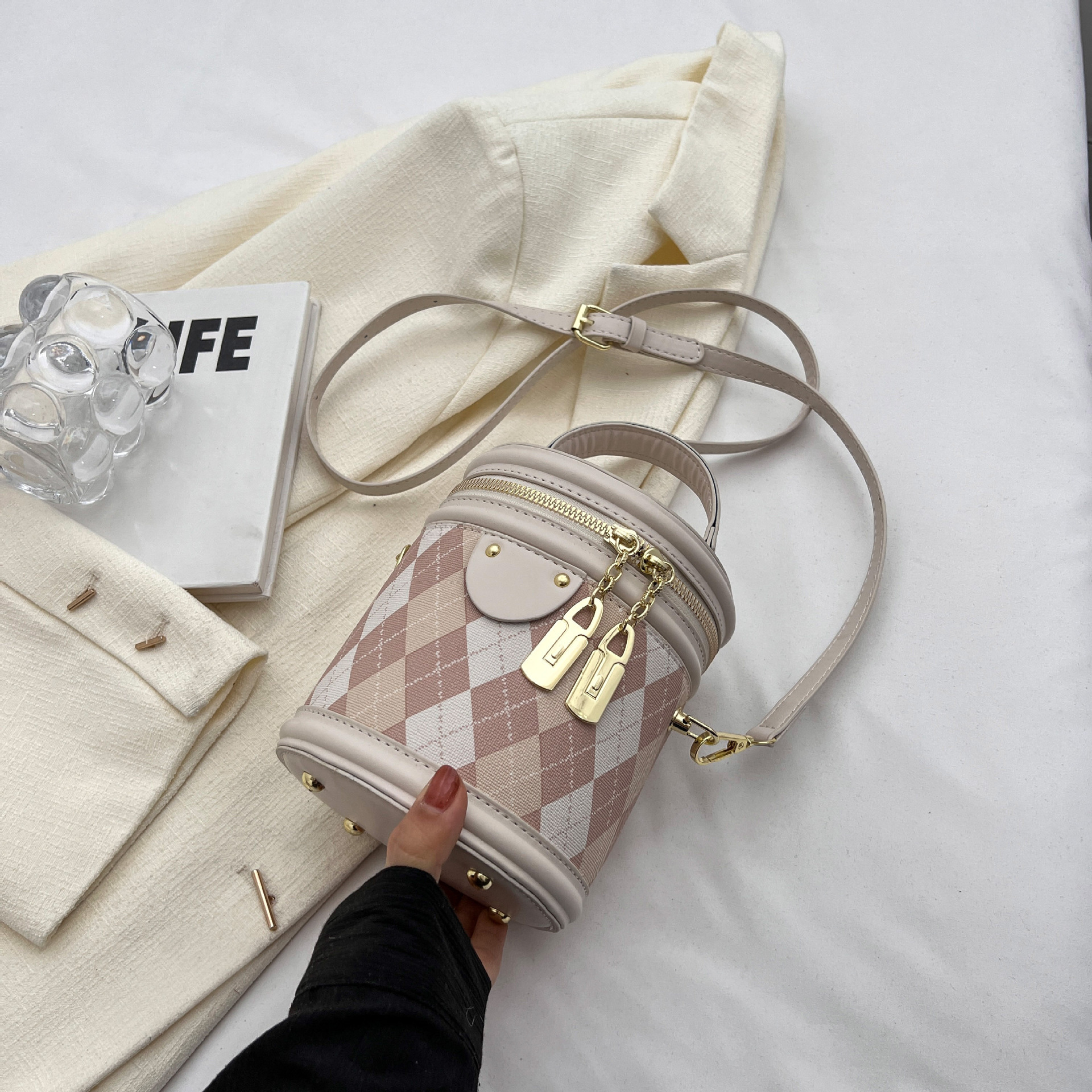 Белая подвеска