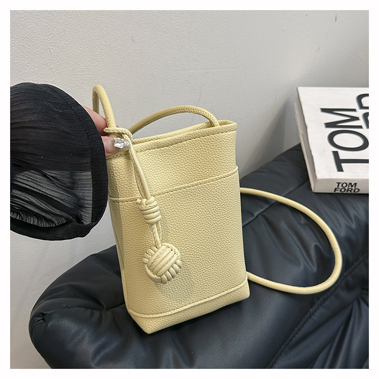 2024 Korean version new mobile phone ins crossbody small simple casual versatile mini woven ball bag_voghion.com
