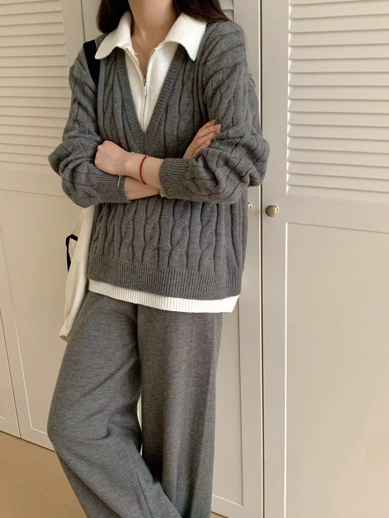 짙은 회색