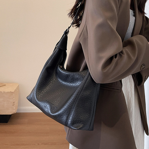 Fashion Commute Large Capacity Women's 2024 New Retro Unique Design Tote Bag High-end Single Shoulder Crossbody