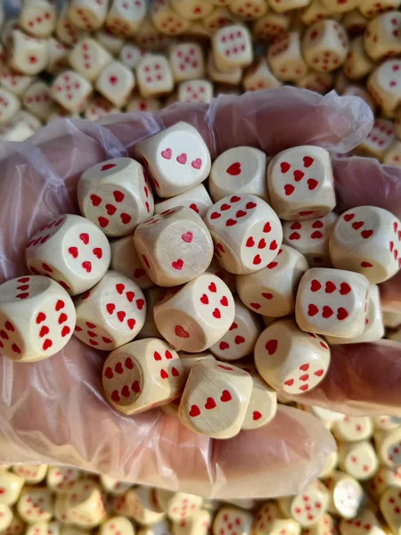 Cross-Border Heart-Shaped Dice Wholesale in Stock Wooden Heart-Shaped Dice Pattern Creative Customization Valentine's Day Keychain Gifts