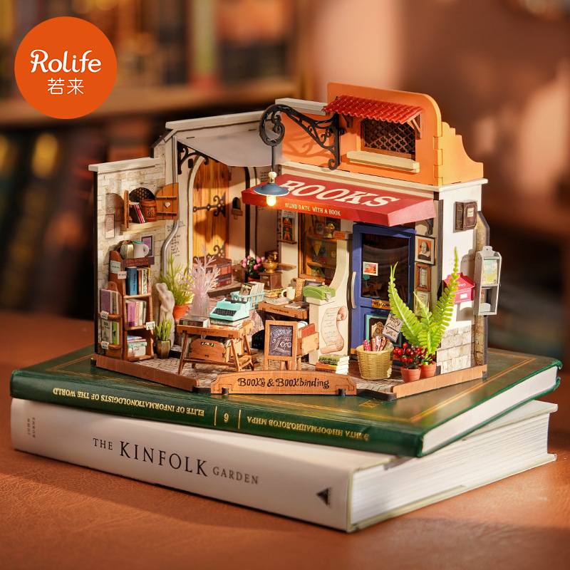Rollife Ruo Lai DIY Casa hecha a mano Esquina Librería Casa de arte Casa pequeña en miniatura Modelo de ensamblaje Bloques de construcción Mujer