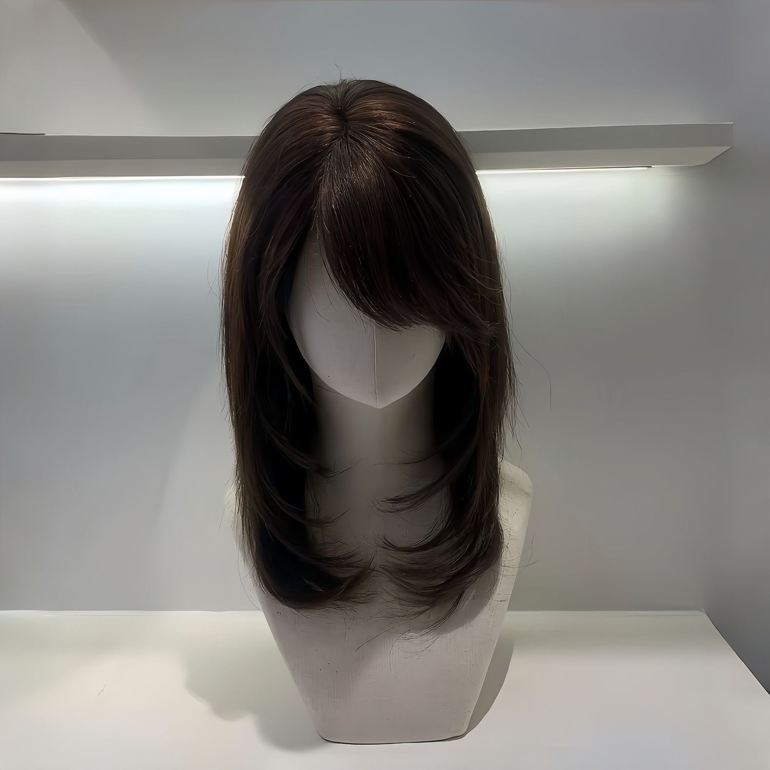 Connie helhodeparykk for kvinner med presis snitt og sidesmell, lagdelt japansk stil i mellomlengde, inspirert av Kusanagi