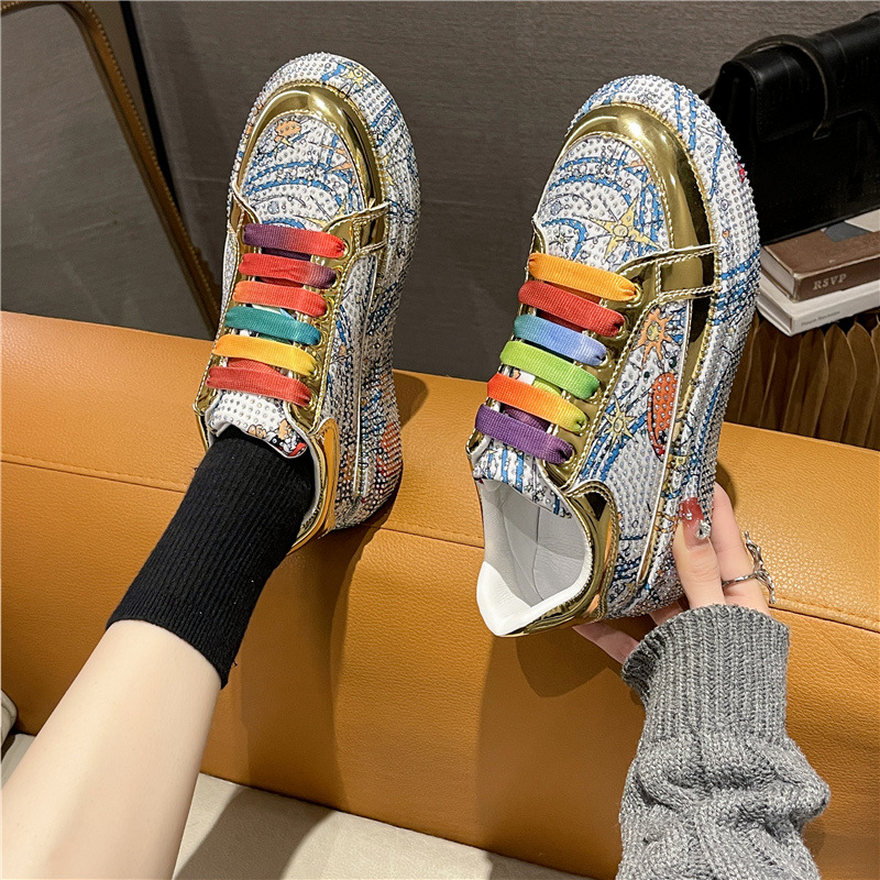Stazione europea all'inizio della primavera nuove scarpe colorate da donna piene di diamanti Moda tutte abbinate scarpe sportive casual con strass con suola spessa da donna_voghion.com