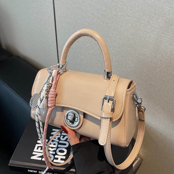 Bolsa de tendencia explosiva debajo de la axila, dama 2025, nuevo bolso cuadrado de estilo exterior, sensación de alto nivel, bolso de mochila rojo super caliente.