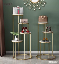 ���b��չʾ�ܙ���չʾ̨�ߵ�Ь������м��b���ʯ�Ѝu����̫��