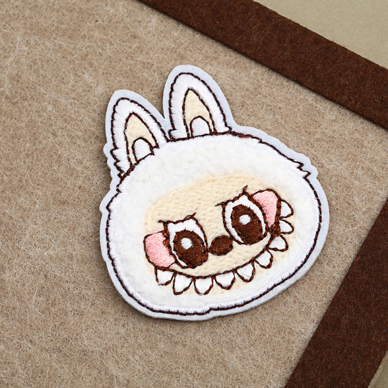 かわいいラブブー大頭布ステッカーインターネット有名人の漫画タオル刺繍自己粘着衣類穴装飾パッチステッカー|undefined